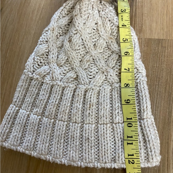 ❤️🥰Jessica Simpson Large Pom Pom Beige White Beanie Snow Hat - Picture 5 of 5